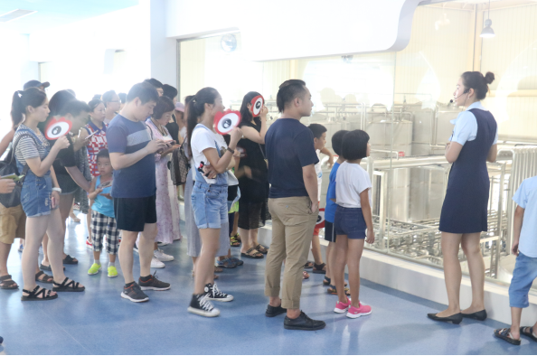 走进花花牛见证最真实的透明品质